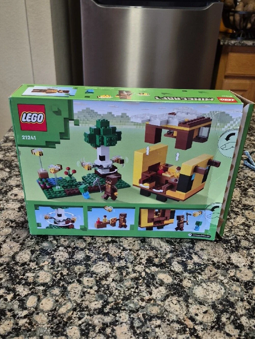 Lego Minecraft Bee Cottage Set in Green and Yellow